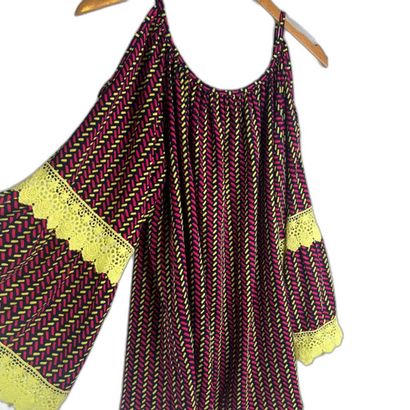 Voom by Joy Han Geometric Cold Shoulder Vneck Bell Embroidered Sleeve Top Sz SM - Picture 8 of 9